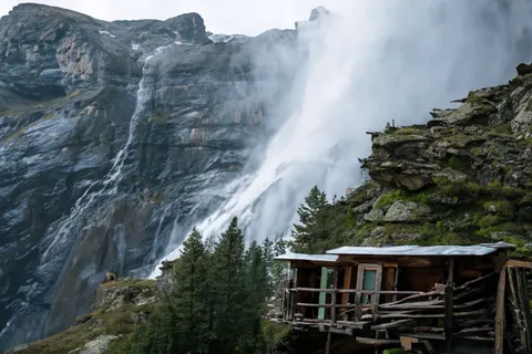 Cliff Waterfall 4K Wallpaper · waterfall · 3840×2560