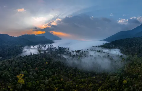 Sfondo Lago di Montagna nella Nebbia 4K · nature · 3840×2463