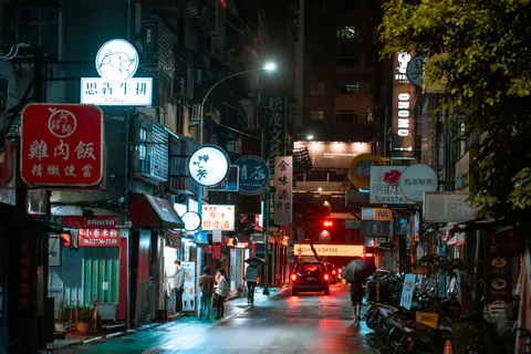 Neon Şehir 4K Duvar Kağıdı · neon · 3840×2561