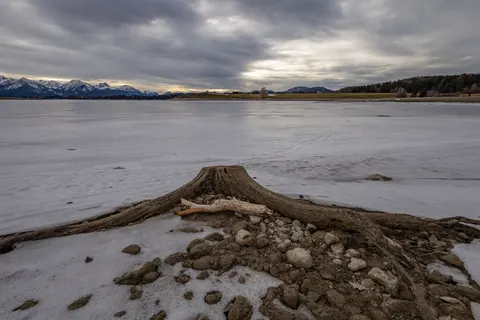 Winter Lake 4K Wallpaper · winter · 3840×2560