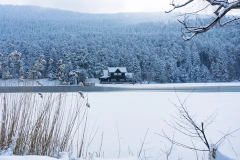 Winter Cabin 4K Wallpaper · winter · 3840×2560