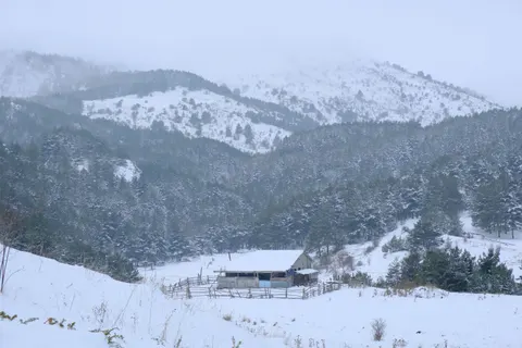 Winter Cabin 4K Wallpaper · winter · 3840×2560