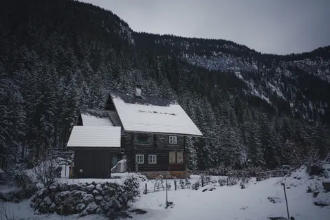Winter Cabin 4K Wallpaper · winter · 3840×2560
