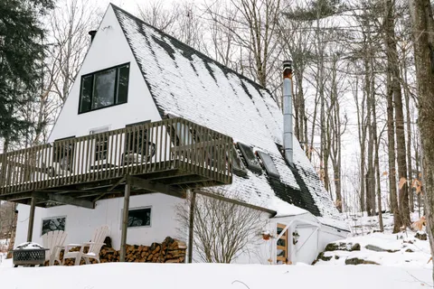 Winter Cabin 4K Wallpaper · winter · 3840×2560