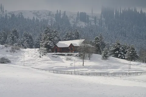 Winter Cabin 4K Wallpaper · winter · 3840×2560