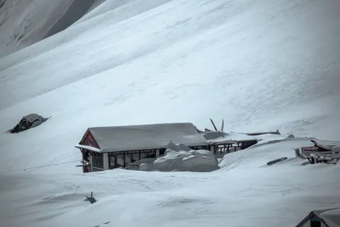 Winter Cabin 4K Wallpaper · winter · 3840×2560