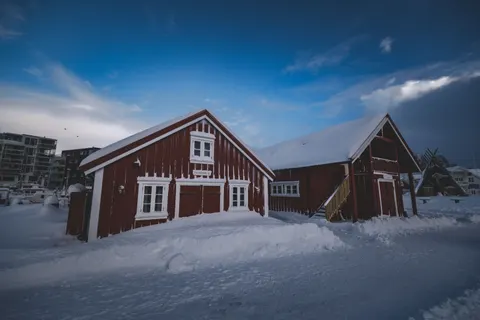 Winter Cabin 4K Wallpaper · winter · 3840×2560