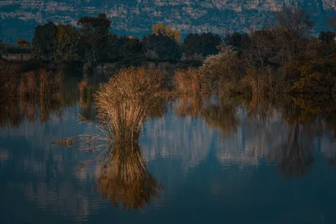 Autumn Lake 4K Wallpaper · autumn · 3840×2560