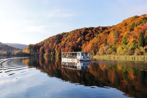 Autumn Lake 4K Wallpaper · autumn · 3840×2560
