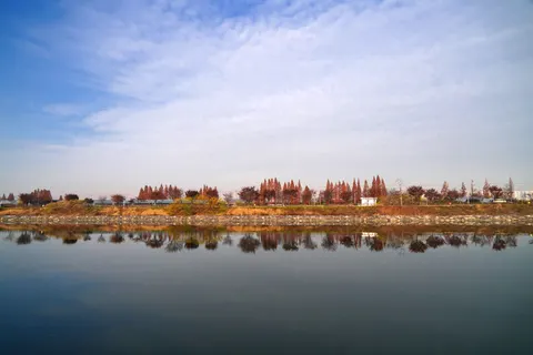 Autumn Lake 4K Wallpaper · autumn · 3840×2561