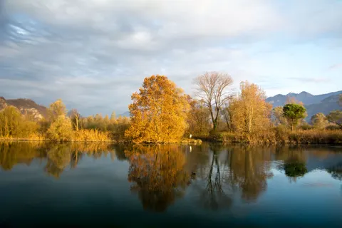 Autumn Lake 4K Wallpaper · autumn · 3840×2560