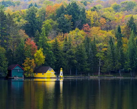 Autumn Lake 4K Wallpaper · autumn · 3840×3072