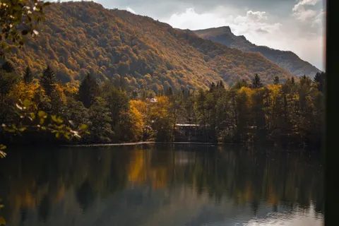Autumn Lake 4K Wallpaper · autumn · 3840×2560