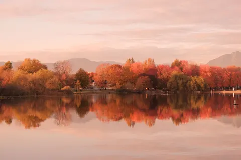 Autumn Lake 4K Wallpaper · autumn · 3840×2560