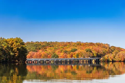 Autumn Lake 4K Wallpaper · autumn · 3840×2560