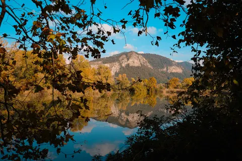 Autumn Lake 4K Wallpaper · autumn · 3840×2560