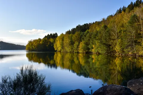 Autumn Lake 4K Wallpaper · autumn · 3840×2560