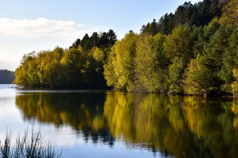 Autumn Lake 4K Wallpaper · autumn · 3840×2560