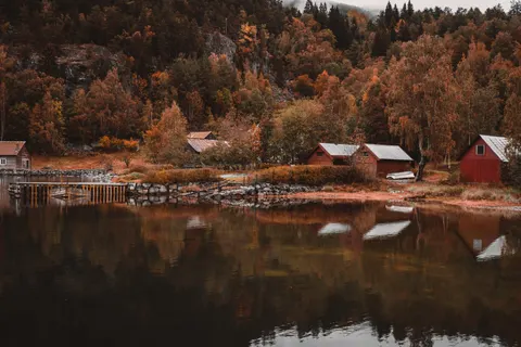 Autumn Lake 4K Wallpaper · autumn · 3840×2560