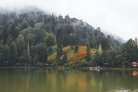 Autumn Lake 4K Wallpaper · autumn · 3840×2560