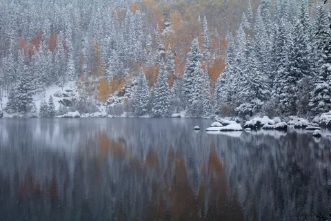 Autumn Lake 4K Wallpaper · autumn · 3840×2560