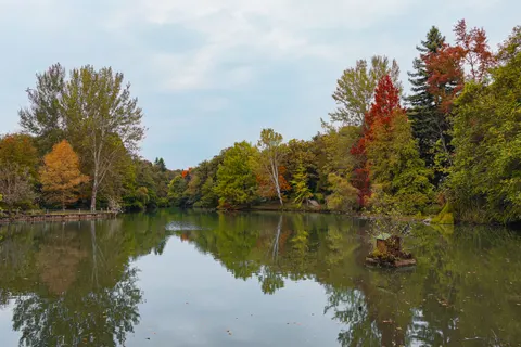 Autumn Lake 4K Wallpaper · autumn · 3840×2561