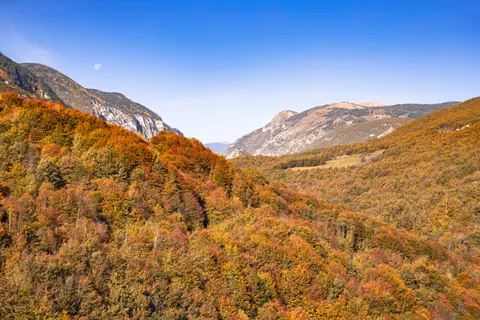 Autumn Mountains 4K Wallpaper · autumn · 3840×2560
