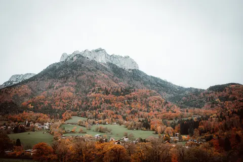 Autumn Mountains 4K Wallpaper · autumn · 3840×2561
