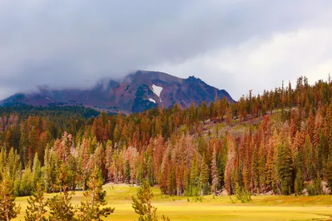 Autumn Mountains 4K Wallpaper · autumn · 3840×2560