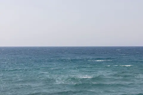Still Water 4K Wallpaper · minimal · 3840×2561