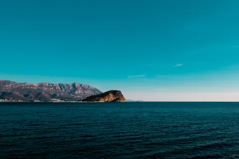 Still Water 4K Wallpaper · minimal · 3840×2560