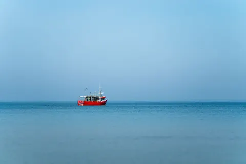 ठहरा हुआ पानी 4K वॉलपेपर · minimal · 3840×2560