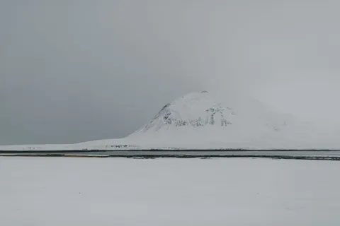 Snow Field 4K Wallpaper · minimal · 3840×2560
