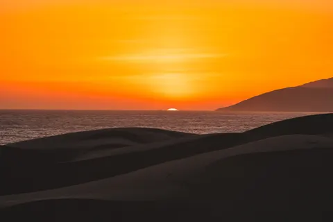 Dune Sunset 4K Wallpaper · minimal · 3840×2560