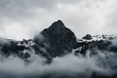 Above the Clouds 4K Wallpaper · mountains · 3840×2560