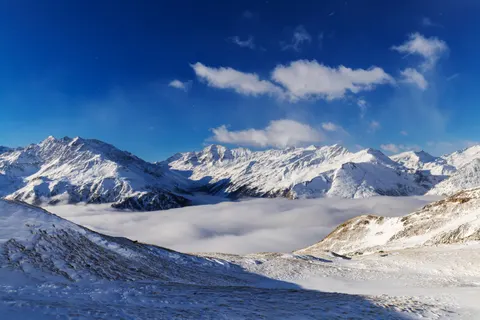 Above the Clouds 4K Wallpaper · mountains · 3840×2560