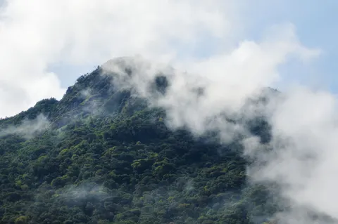 云端之上 4K壁纸 · mountains · 3840×2553