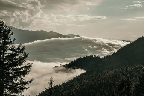 Above the Clouds 4K Wallpaper · mountains · 3840×2560