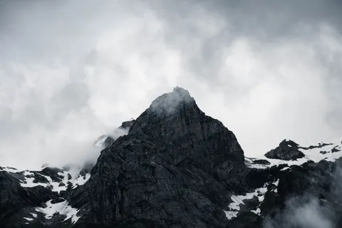 Above the Clouds 4K Wallpaper · mountains · 3840×2560