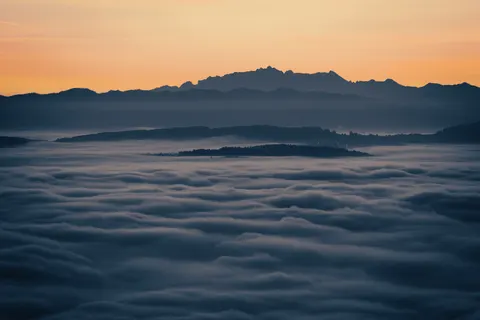 Above the Clouds 4K Wallpaper · mountains · 3840×2561