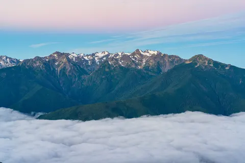 雲端之上 4K桌布 · mountains · 3840×2560