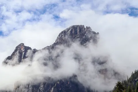 Above the Clouds 4K Wallpaper · mountains · 3840×2560