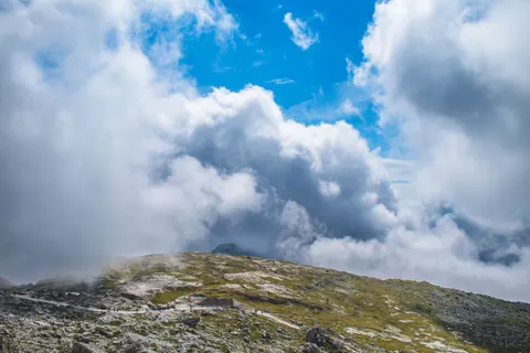 बादलों के ऊपर 4K वॉलपेपर · mountains · 3840×2560