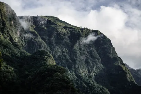 Above the Clouds 4K Wallpaper · mountains · 3840×2560