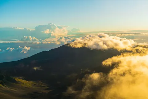 Above the Clouds 4K Wallpaper · mountains · 3840×2560