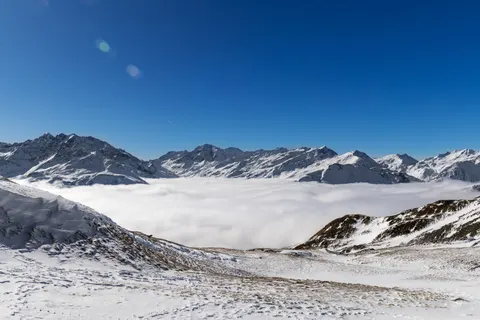 Above the Clouds 4K Wallpaper · mountains · 3840×2560