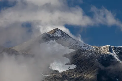 Above the Clouds 4K Wallpaper · mountains · 3840×2560
