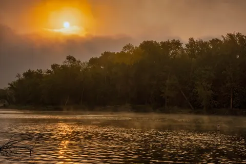 والپیپر دریاچه کوهستانی مه‌آلود با کیفیت 4K · nature · 3840×2560