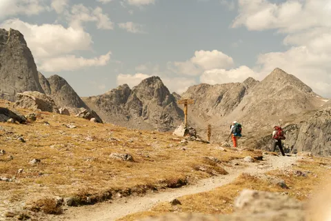 Fondo de pantalla Sendero de montaña 4K · mountains · 3840×2560