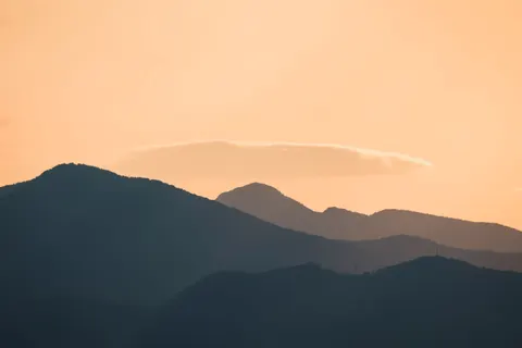 Golden Peak 4K Wallpaper · mountains · 3840×2560